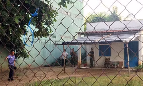 Lực lượng chức năng khám nghiệm hiện trường nơi xảy ra vụ việc. Ảnh: Lê Trai.