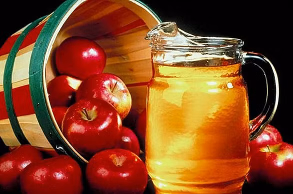 4. Dấm táo, Dấm táo có chứa một hợp chất gọi là axit malic - nó là một chất kháng khuẩn, chống nấm và chống virus cực mạnh. Bạn có thể sử dụng dấm táo để điều trị nhiễm khuẩn nhẹ.