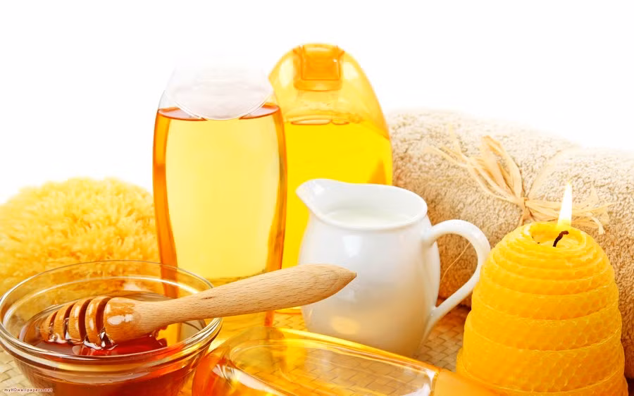 7. Mật ong nguyên chất. Chúng ta đều rằng mật ong nguyên chất có thể được sử dụng để điều trị ho và nhiễm trùng đường hô hấp. Điều này là do tính chất kháng khuẩn mạnh của nó. Trong thực tế nghiên cứu này cho thấy, mật ong nguyên chất có hoạt tính kháng khuẩn tương tự như thuốc kháng sinh.