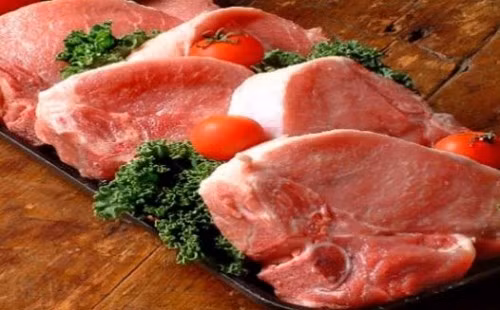 Thịt lợn là một món ăn bổ dưỡng không thiếu trong mỗi bữa ăn của gia đình Việt. Theo Đông Y, thịt lợn giá trị dinh dưỡng bổ hư, tăng khí lực, bổ gan huyết, mượt da, cung cấp chất đạm cao và axit béo cần thiết cho cơ thể. Tiết lợn có nhiều chất phòng khối u phát triển, thích hợp cho người âm suy, táo bón nên ăn nhiều thịt lợn trong ngày. Song cũng có những món ăn kỵ nhau khi chế biến cùng với thịt lợn.