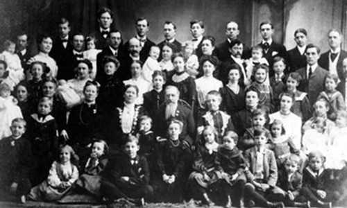 Bi an kha nang sinh san phi thuong cua nguoi me co... 69 con!