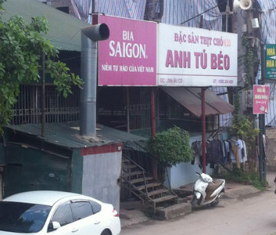 Quán Anh Tú Béo - quán thịt chó duy nhất còn tồn tại đến bây giờ nhưng cũng vắng khách.