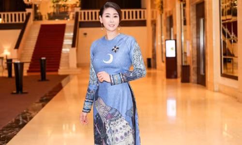 Xuất hiện trong buổi họp báo Hoa hậu Việt Nam 2016, Hà Kiều Anh khiến người đối diện không thể rời mắt.