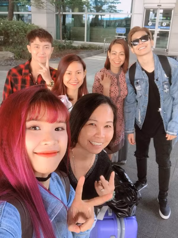 Má Năm và Má Vân - mẹ của Kelvin Khánh tiếp thêm sức mạnh cho hai con.