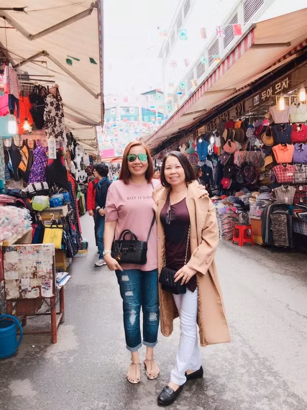 Hai mẹ thông gia rất thân thiết với nhau.