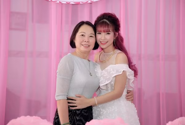 Dù thiếu vắng tình thương của cha nhưng rõ ràng, Khởi My vẫn ngập tràn hạnh phúc bên Má Năm. 10 năm vào nghề, thành công hay thất bại thì giọng ca Người yêu cũ vẫn có bóng dáng của mẹ bên cạnh.