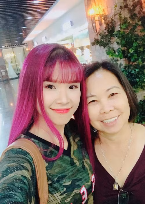 Ở tuổi 60, có lẽ đã đến lúc Má Năm được nghỉ ngơi phần nào khi cô con gái bé bỏng Khởi My đã tìm được tình yêu đích thực, bến đỗ hạnh phúc bên Kelvin Khánh. Rõ ràng, từ khi quen nhau đến lúc quyết định về chung một nhà cũng phải gần 4 năm thử thách với anh chàng Kelvin Khánh.