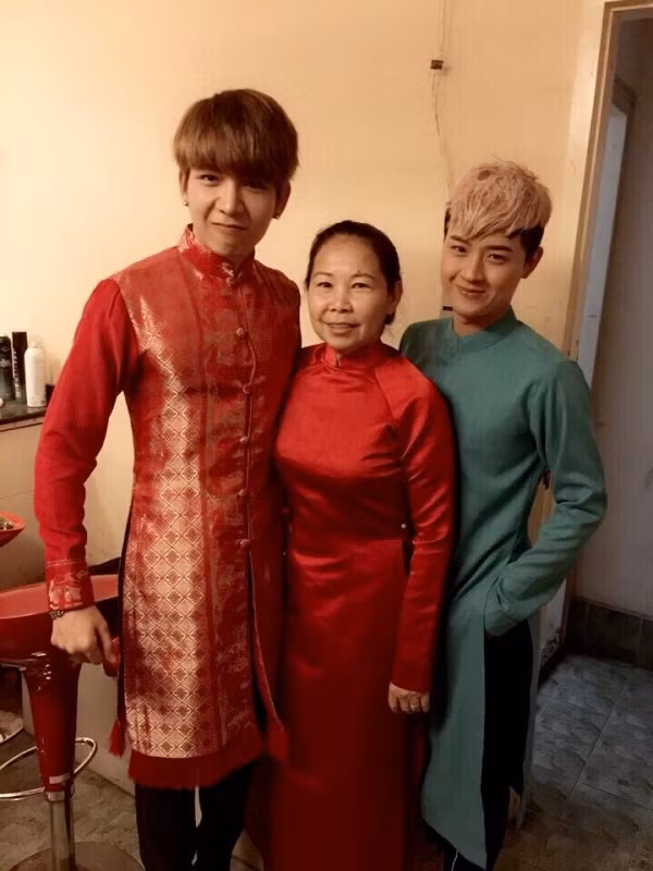 Kelvin Khánh thân thiết với Má Năm.