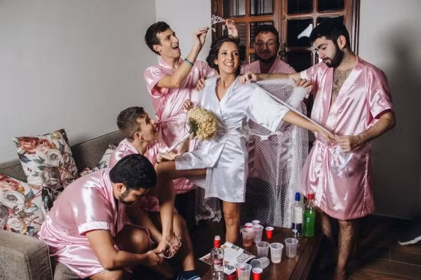 Hy hữu lắm chúng ta mới có thể tìm được tình bạn thuần khiết giữa một chàng trai và một cô gái, thế mà Rebeca lại có tận 5 người bạn khác giới cực kì đáng yêu. Chẳng những không ngần ngại khi được chọn làm phù dâu cho cô nàng này, họ còn hoàn thành trên cả tuyệt vời nhiệm vụ của những người đồng hành mà xưa nay vai trò đó đều dành cho nữ giới. Bộ ảnh cưới của Rebeca và 5 phù dâu “lông lá” với nhiều góc ảnh cực kì dễ thương được nhiếp ảnh gia Fernando Duque ghi lại đã khiến cộng động mạng vô cùng thích thú.