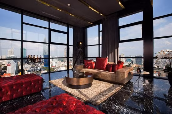 Màu sắc chủ đạo căn hộ của Trần Bảo Sơn là những gam màu trầm nam tính như xanh rêu, đen, xám... vài chi tiết điểm thêm chút màu đỏ đậm sang trọng.