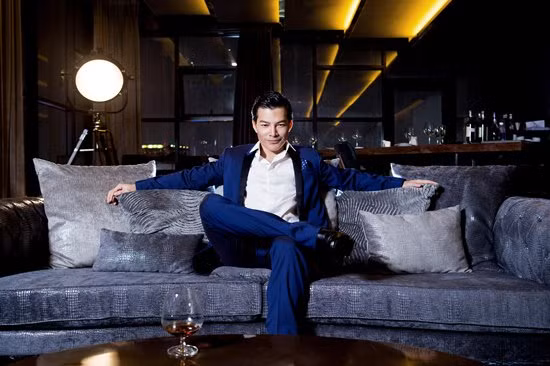 Trần Bảo Sơn: penthouse 10 triệu đô với view nhìn toàn cảnh Quận 1 Căn penthouse của Trần Bảo Sơn nằm trên đỉnh cao ốc The One Saigon với độ cao 108m, bốn bề bao quanh là mặt kính, ở đây chỉ cần nhìn là thấy bao quát toàn cảnh Quận 1. Hồi cuối năm 2015, thông tin anh sở hữu căn hộ siêu đắt đỏ này đã khiến dư luận choáng váng. Bởi lẽ, việc trở thành chủ nhân của penthouse rộng 300m2 với đầy đủ ưu điểm hạng nhất, có sổ hồng vĩnh viễn, nằm giữa trung tâm hoa lệ của Sài Gòn, với nhiều người vốn là điều chỉ có trong mơ.