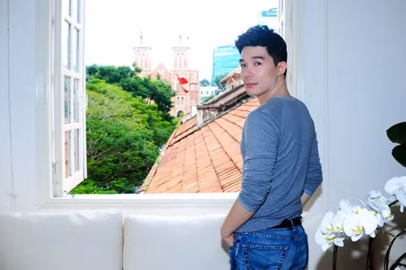 Ngôi nhà của Nathan Lee do anh tự tay thiết kế và trang trí nhiều cây xanh theo sở thích.