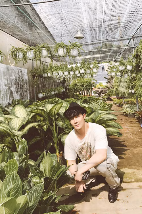 Một trong những sở thích của giọng ca 'Xinh' là đi mua cây cảnh. Để sở hữu được những giống cây quý hiếm, anh không ngại ra tận ngoại thành Sài Gòn 'săn lùng' hoặc đặt hàng những tay chơi cây cảnh nhập hàng từ nước ngoài về. Anh hiện có nhiều cây quý, có những cây cao hơn 4m.