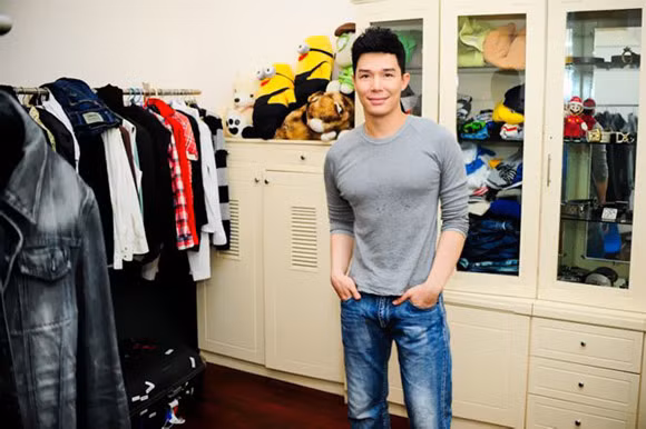 Điểm nhấn trong căn hộ của Nathan Lee còn nằm ở phòng quần áo đồ sộ của nam ca sĩ.