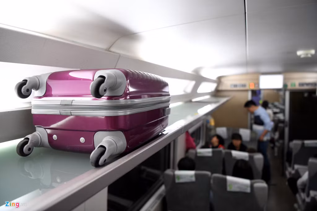 Ngăn hành lý phía trên sát trần toa khá rộng rãi, có thể chứa được những vali cỡ vừa. Toàn bộ tàu được phủ sóng wifi tốc độ cao, giúp hành khách lướt web một cách dễ dàng trong thời gian đi tàu.