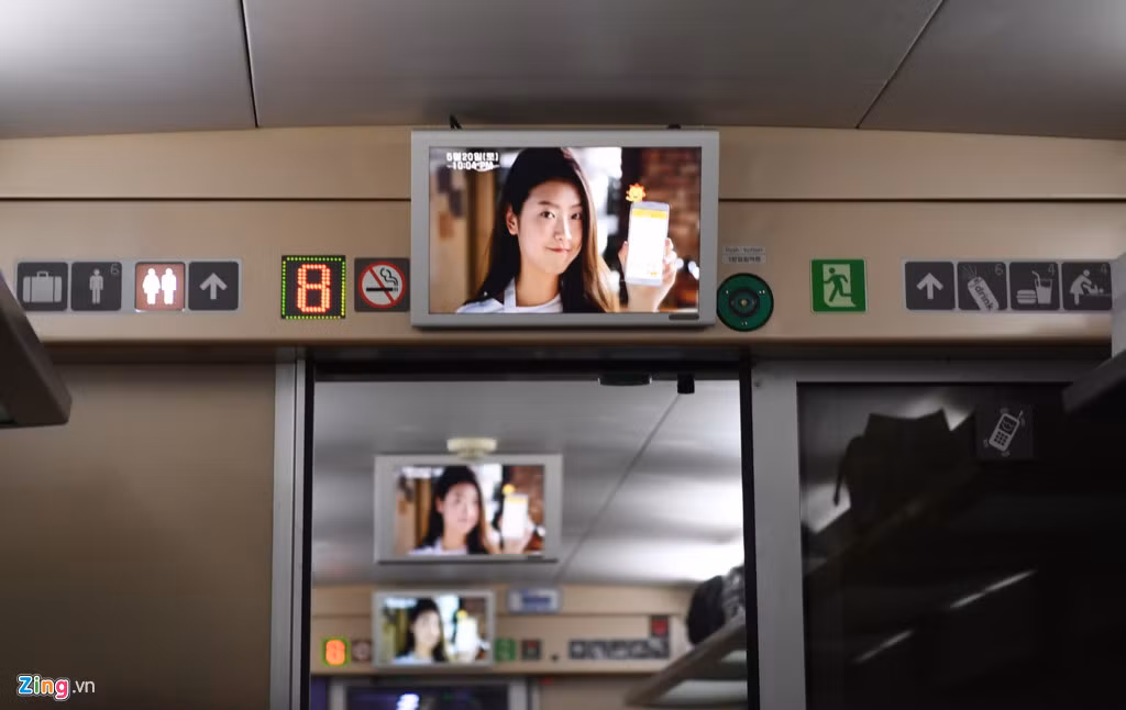 Mỗi toa tàu có 2 màn hình tivi chiếu ngược xuôi ở hai đầu. Toàn bộ các chuyến tàu đều cấm hút thuốc, biển cấm được gắn ở khắp nơi.