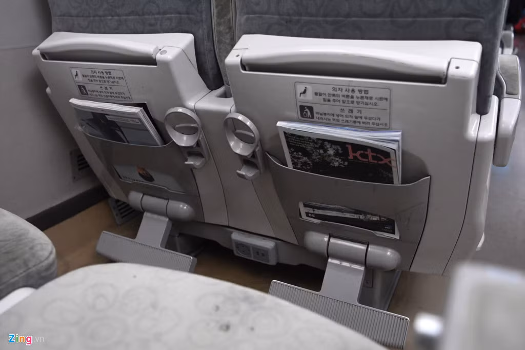 Mặt sau lưng ghế có các khay chứa báo, tạp chí, đựng nước, giá kê chân cho người ngồi sau. Bên trên còn có một khay bàn có thể kéo rút ra như ghế máy bay dành cho khách ngồi ăn uống, đặt máy tính làm việc...