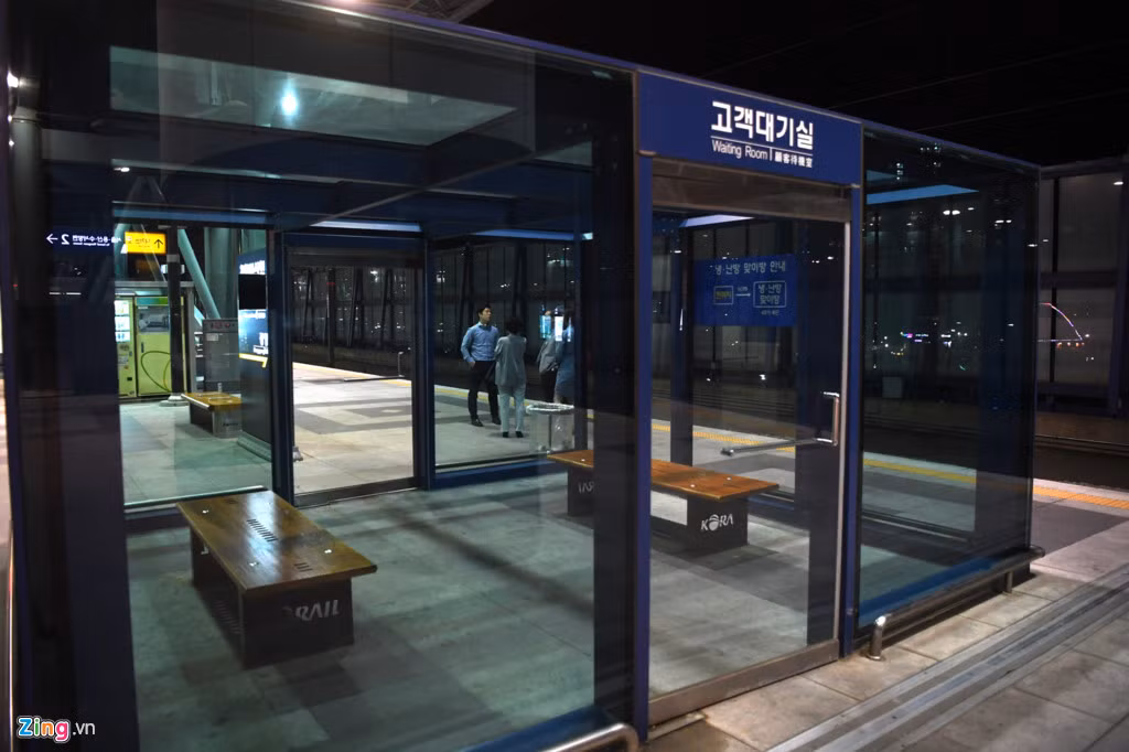 Phòng chờ dành cho hành khách trên tầng 3 nơi bắt tàu, phòng được dựng kính kín mờ để tránh rét vào mùa đông khi nhiệt độ có thể hạ xuống -10 độ C.