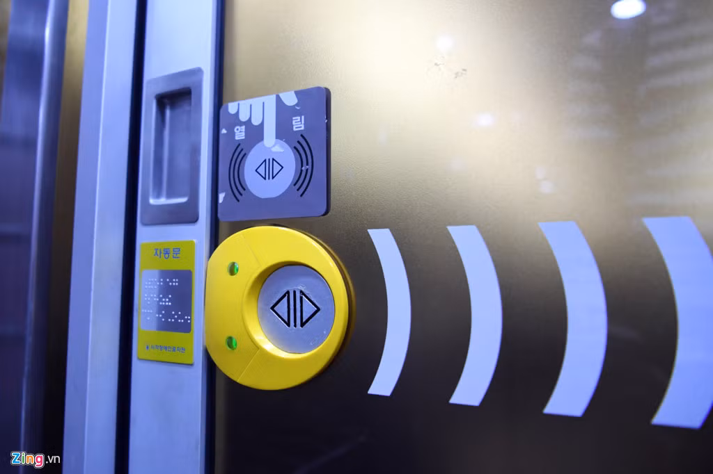 Hệ thống cửa ra vào ngăn giữa các toa hiện đại với chức năng tự động mở trượt ngang với chỉ một nút bấm nhẹ. Hệ thống điều hoà không khí được trang bị toàn bộ các toa tàu.