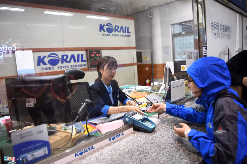 Nếu muốn đi đúng chuyến và đúng giờ, hành khách nên đến ga và xếp hàng mua vé tại quầy sớm vì nhiều khả năng hết vé của những chuyến sát giờ và hành khách phải chờ chuyến sau. Đặc biệt là những chuyến đêm, chuyến cuối thường vào khoảng từ 22h đến 23h.