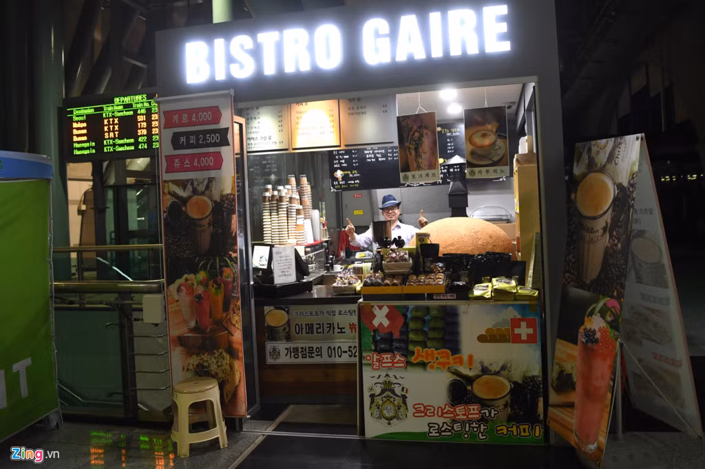 Nhiều shop cà phê, đồ ăn nhanh có cả máy tự động lẫn có người phục vụ được đặt khắp các ga chờ phục vụ hành khách.