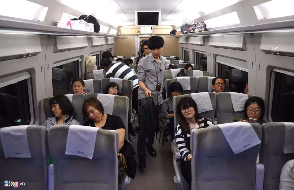 Bên trong toa tàu điện khá rộng với hai hàng ghế đôi và làn đường đi ở giữa rộng gần 1 m. Tàu chỉ có ghế ngồi, không phục vụ giường nằm hay đứng. Ý thức mua vé của hành khách là khá tốt nên gần như không thấy nhân viên tàu đi kiểm tra vé.