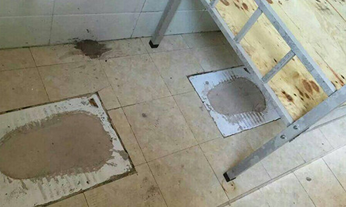 Qua soc voi chieu cho hoc sinh vao o nha ve sinh vi thieu cho