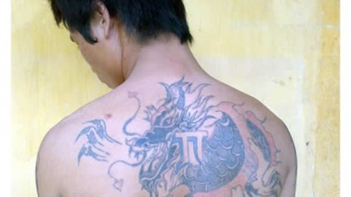 Cận cảnh hình xăm cá chép đầu rồng trên lưng Nhị "đại ca".