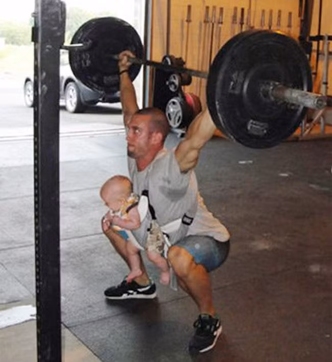 Bố con mình cùng tập thể dục nhé.