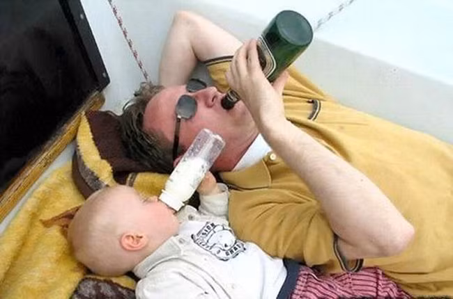 Bố con mình cùng cạn "bình" luôn nhé.