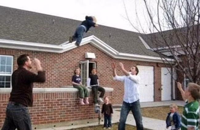 Khi các ông bố ở nhà trông trẻ.