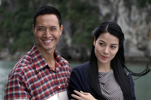 Sau một thời gian “dính như sam” cả hai bất ngờ không xuất hiện cùng nhau, thậm chí còn hủy kế hoạch sản xuất phim chung khiến nhiều người cho rằng “bà mẹ một con” và chàng diễn viên Việt kiều kém tuổi đã “đường ai nấy đi”. Tuy nhiên, mới đây, cặp đôi Hương ga lại “tay trong tay” khi mang phim Hương Ga tham dự liên hoan phim Kim Bê – Bách hóa tại Trung Quốc. (Cảnh trong phim Hương Ga)