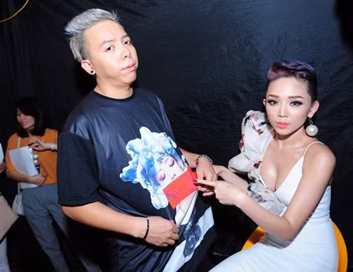 Là một người khá kín tiếng trong chuyện tình cảm nhưng Tóc Tiên không ít lần dính nghi án hẹn hò cùng các nam nhân của showbiz như Isaac, Paul, Mai Tiến Dũng… Thời gian gần đây, với việc tham gia chương trình The Remix – Hòa âm ánh sáng 2015, tin đồn về tình cảm cá nhân của cô một lần nữa được dư luận quan tâm. Mối quan hệ thân thiết của Tóc Tiên và “phù thủy âm nhạc” Hoàng Touliver trở thành tâm điểm chú ý. Ảnh: BTC.