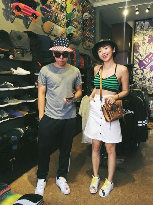 Tóc Tiên liên tục công khai xuất hiện cùng Hoàng Touliver. Cả hai không ngại ngần dành cho nhau những cử chỉ thân mật. Họ bị bắt gặp đi ăn trưa cùng nhau, thậm chí nắm tay, ôm eo rất thoải mái dù là giữa chốn đông người. Trên trang cá nhân, giọng ca Ngày mai còn ghép ảnh của cô với bạn trai tin đồn kèm theo dòng chú thích hài hước: “Bạn có biết ai là người khởi xướng trào lưu cằm V-line từ 20 năm trước không?”. Dù “tình trong như đã” nhưng cặp đôi này vẫn chưa lên tiếng khẳng định mối quan hệ tình cảm thật sự. Ảnh:Hong Lam.