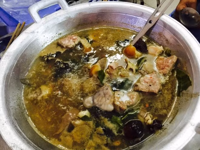 Thắng cố là một đặc sản ẩm thực Sapa.Trước đây, món ăn này được chế biến từ tất cả các bộ phận của ngựa, song hiên nay, một số người đã sử dụng thịt bò. Đây là món ăn khó nhìn, khó nuốt song ai cũng muốn thử khi đến đây. Ảnh: Sơn đẹp trai.