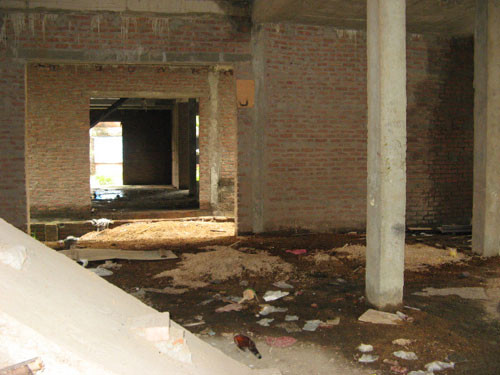 Khảo sát của PV, những người dân lao động không có nhà ở đã đến “chiếm tạm” rồi quây những tấm tôn xung quanh để ở, kinh doanh trà đá, cơm bụi, rửa xe… qua ngày. Có người cho biết, đã ở đây được 5 -7 năm như vậy mà chả thấy chủ nhà nào đến hỏi, nên họ vẫn cứ ở hoặc kinh doanh.