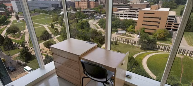 Ký túc xá Morgens thuộc Đại học Cincinnati ở bang Ohio được thiết kế theo kiểu căn hộ với khu nhà bếp riêng và tầm nhìn đẹp. Trong quá trình xây dựng và cải tạo, trường trang bị cửa sổ cách nhiệt cho mỗi căn hộ nhằm đảm bảo tính thân thiện với môi trường. Sinh viên cũng có thể điều chỉnh cửa sổ sang màu đục hơn để giảm ánh sáng. Giống như những ký túc xá sang trọng khác, Morgens có phòng nghiên cứu và các thiết bị giải trí hiện đại, phục vụ tốt nhất cho nhu cầu học tập, nghỉ ngơi của sinh viên. Giá thuê phòng mỗi kỳ là 3.137 – 4.259 USD (từ 70 triệu đến 95 triệu đồng).