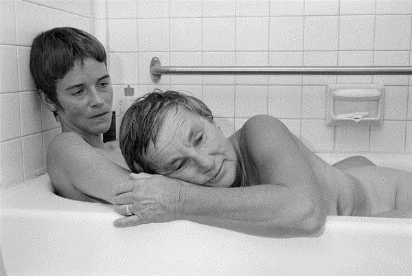 Jean và Elaine. Ảnh chụp tại thành phố Santa Fe, tiểu bang New Mexico vào tháng 6 năm 1988. "Tôi thích những người phụ nữ lớn tuổi. Họ luôn biết mình muốn gì và cần gì. Mối quan hệ đồng tính đầu tiên của tôi bắt đầu khi tôi 27 tuổi và người kia 49 tuổi. Sau đó, tôi đem lòng yêu một người phụ nữ lớn hơn mình 42 tuổi. Bạn có thể tưởng tượng được không?", Jean nói.