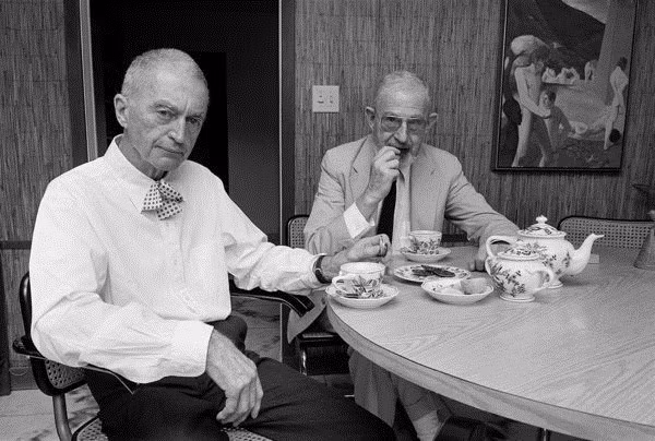 Brian và Hanns. Ảnh chụp tại thành phố Key West, tiểu bang Florida vào tháng 1 năm 1988. "Tôi và Brian thuộc tuýt người lỗi thời. Tôi không gọi Brian là 'người yêu' mà thay vào đó là 'bạn' hoặc 'đối tác'. Chúng tôi luôn mặc áo sơ mi với cà vạt vào tất cả những ngày trong tuần và thường xuyên là cặp đôi duy nhất làm điều đó tại những buổi tiệc", Hanns nói.