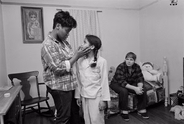 Doris và Debie cùng Junyette. Ảnh chụp tại thành phố Los Angeles vào tháng 2 năm 1987. "Khi ở cùng nhau, chúng tôi là một và không còn bất kỳ ai trên thế giới này. Doris tôn trọng cảm xúc của tôi và luôn luôn lắng nghe", Debie nói.