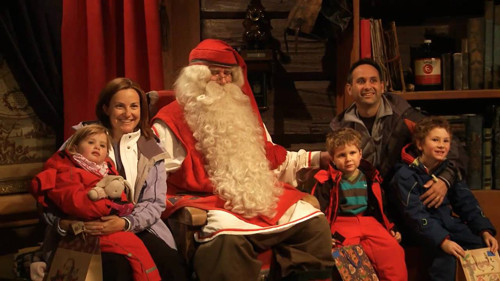 Trụ sở bưu điện ở nơi này nhận hơn 32.000 lá thư mỗi dịp Giáng sinh hàng năm và kèm theo đó, các Santa Claus sẽ có nhiệm vụ trả lời từng bức thư một. Trong ngôi làng được xây dựng khoảng 40 khu nhà gỗ, đủ rộng để các gia đình tới đây nghỉ dưỡng mỗi mùa Noel. Thậm chí bạn có thể ghé thăm trường học của những người tí hon, nhà bếp của các bà già tuyết hay được trải nghiệm 1 chuyến đi quanh làng bằng xe tuần lộc. Qủa thực, sức hút của ông già Noel và ngày lễ giáng sinh vẫn không hề phai nhạt dù ở thế giới hiện đại ngày nay, có quá nhiều điều thú vị và mới mẻ hơn.