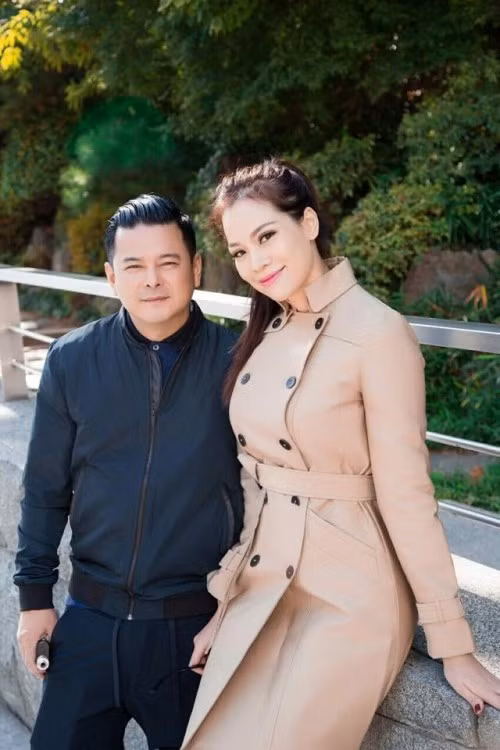 Tìm hiểu kỹ hơn, Sammy Hoàng là con trai thứ ba của tỷ phú gốc Việt Hoàng Kiều. Anh từng được nhiều người biết đến tại Mỹ khi mua lại một tạp chí giải trí tiếng tăm của Hollywood nhiều năm về trước. Về đời tư, nhiều người ngỡ ngàng khi vợ của Sammy Hoàng là cựu người mẫu Đào lan Phương. Cô sở hữu chiều cao lý tưởng cùng gương mặt xinh xắn, mặn mà. Sau khi gặp gỡ và kết hôn với Sammy Hoàng, Lan Phương tạm dừng hoạt động giải trí của mình để hộ trợ chồng trong các công việc liên quan tới lĩnh vực sắc đẹp.