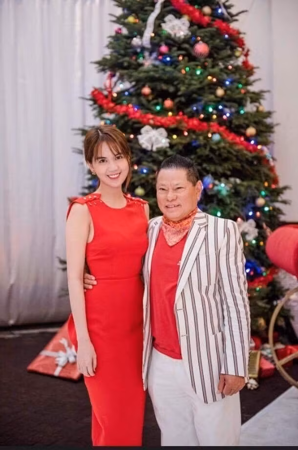 Con dâu tỷ phú Hoàng Kiều chia sẻ hình ảnh bố chồng thân mật với Ngọc Trinh. (Ảnh: Facebook)