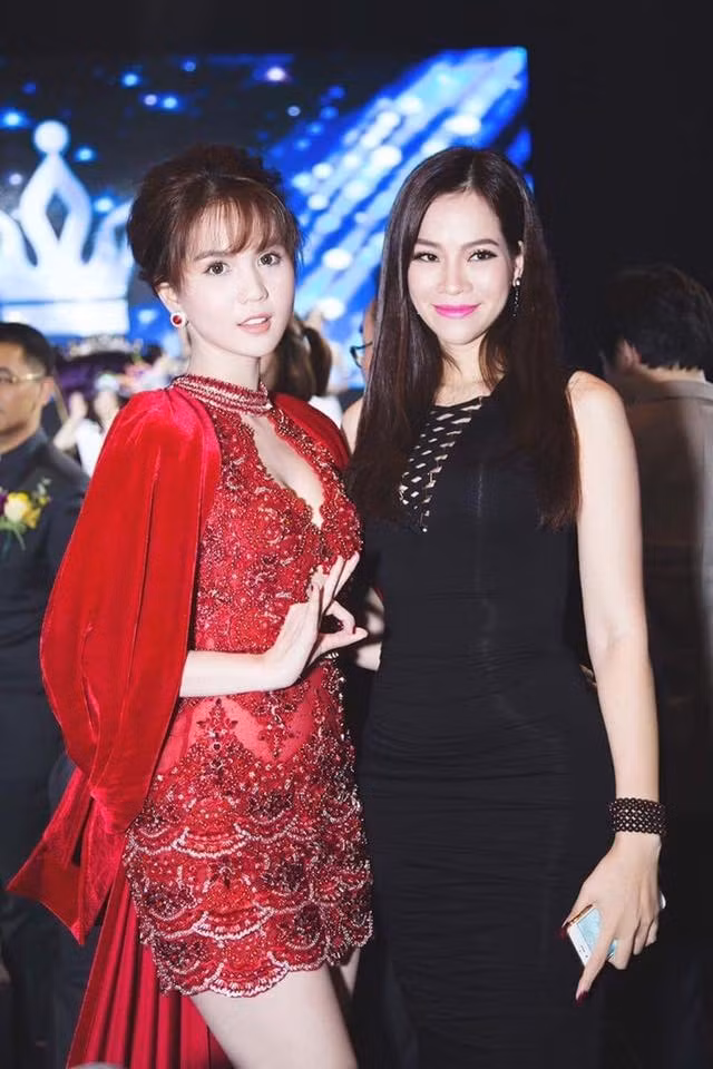 Mới đây, nàng dâu Lan Phương không hề ngần ngại khi công khai chia sẻ về chuyện tình cảm của bố chồng. Cô đặt câu hỏi: “Các bạn có nghĩ cuộc tình của cặp đôi này lãng mạn, ồn ào và bị chửi nhiều nhất năm 2017 không?”. Kèm theo status là hàng loạt hình ảnh hé lộ khoảnh khắc thân mật của bố chồng và Ngọc Trinh.