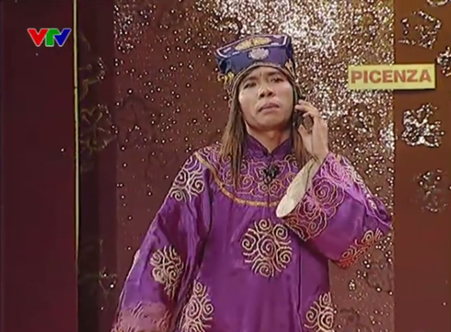 Năm 2006, cô Đẩu đẹp và thời thượng hơn với tóc ép thẳng màu nâu cùng áo dài tím và trang điểm đậm.