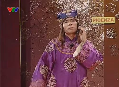 Năm 2006, cô Đẩu đẹp và thời thượng hơn với tóc ép thẳng màu nâu cùng áo dài tím và trang điểm đậm.