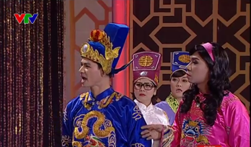 Năm 2012, cô Đẩu Công Lý có phần xinh đẹp hơn nhờ trang điểm nhẹ nhàng, mái tóc xoăn dài màu đen và chiếc bờm hồng cài trên tóc.