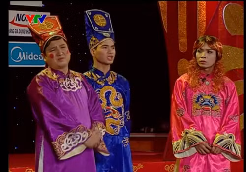 Năm 2011, chương trình Táo quân được xây dựng theo format cuộc thi “Vietnam Idol”. Công Lý diện áo dài hồng và quay trở về mái tóc xoăn xù sáng màu.