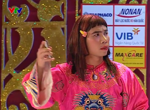 Năm 2010, cô Đẩu “lột xác” đầy táo bạo khi không đội mũ và xuất hiện với mái tóc lạ, có kẹp nơ 2 bên.