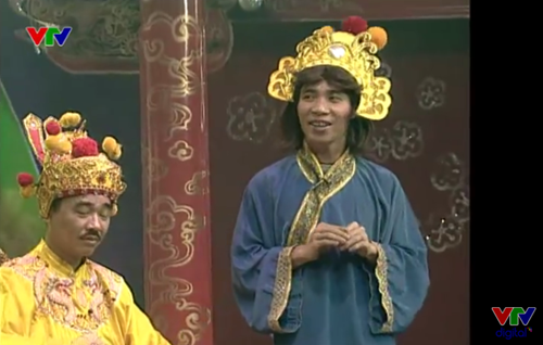 Năm 2005, cô Đẩu mặc áo dài họa màu xanh, họa tiết đơn giản. Cô Đẩu gây bất ngờ khi chuyển từ mái tóc dài màu vàng sang tóc ngắn ngang vai màu đen.